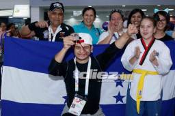 Así fue recibido Guillermo Erazo, con gritos y porras de parte de su familiares y amigos.