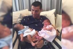 Cristiano junto a sus gemelos, Eva y Mateo.