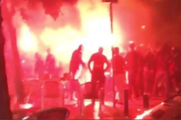 Según la prensa española, los detenidos son miembros de los Boixos Nois, un grupo de hinchas radicales del Barcelona.