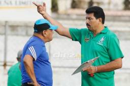 El entrenador del Platense, Carlos Martínez, platica con sus asistente Carlos Orlando Caballero. Foto Neptalí Romero
