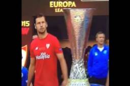 Grzegorz Krychowiak es el único jugador que ha podido ganar una final luego de tocar la copa.