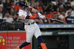 El hondureño Mauricio Dubón conectó un doble en el Minute Maid Park frente a los Miami Marlins.