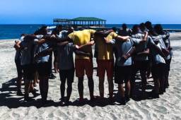 Los jugadores de Real España en plenos trabajos de playa.