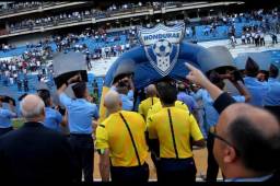Al final del partido, aficionados lanzaron objetos y gritos homofóbicos contra el árbitro cubano Yadiel Martínez y sus asistentes. El estadio Olímpico podría ser sancionado. Foto DIEZ