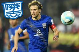 Diego Forlán se alista para vestir la décima camisa en su carrera.