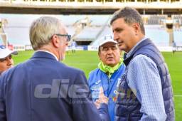 Jorge Salomón, presidente de Fenafuth y Jorge Luis Pinto dialoga con personal de Australia.