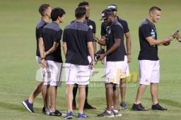 Los jugadores de Costa Rica sobre el césped del estadio Morazán donde hicieron un recorrido de media hora previo al duelo de este martes. Foto Neptalí Romero