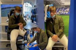Marten De Roon intentó dar camisetas con su firma, pero ningún hincha del Atalanta se presentó en la tienda de Bérgamo.