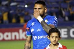 Jonathan Orozco se tapaba la nariz, mofándose de Tigres. FOTO: Cortesía