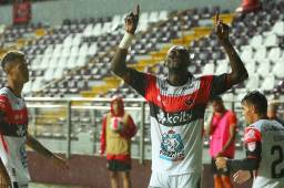 El trinitense Aubrey Davids celebra su anotación contra el Águila de El Salvador.