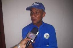 El entrenador de Nicaragua, Henry Duarte mientras atendía a la prensa tras el entrenamiento.