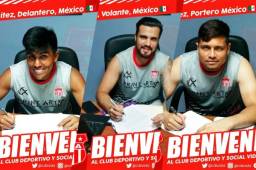 Jesús Benítez (delantero), Huber López (volante) y Jesús Ramírez (portero) cuando firmaban sus contratos con Vida.