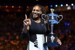 Serena Williams posando con su trofeo que la convierte en la mejor tenista del mundo.