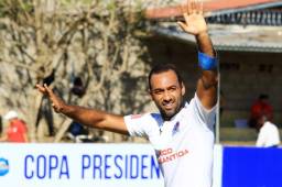 El defensor del Olimpia, Fabio de Souza, se solidarizó con el jugador del Motagua, Santiago Vergara a quien le han detectado una enfermedad. Foto Archivo