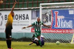 Ovidio Lanza (Juticalpa) celebra uno de sus anotaciones ante Real de Minas en el estadio Juan Ramón Brevé.