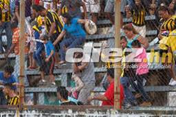 La afición tuvo que salir corriendo al ver que la barra organizada armó zafarrancho.