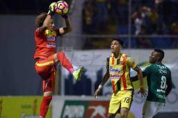 Kevin Hernández logró reponer un error al atajar un penal a Yustin Arboleda que deja con vida al Real España en esta llave.