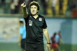 El entrenador del Olimpia, Héctor Vargas, fue expulsado otra vez frente al Juticalpa y venía de cumplir una sanción de tres partidos. Foto Juan Salgado