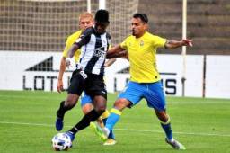 El defensor hondureño, Bryan Barrios, en acción con el Real Balompédica de la tercera división de España. Fotos cortesía