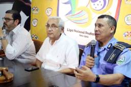 El director de la Policía Nacional, Héctor Iván Mejía, junto al presidente de la Liga Nacional de fútbol, Selim Canahuati y el secretario Roque Pascua. Foto DIEZ