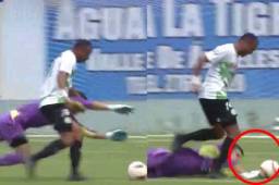 Ovidio Lanza tuvo un mano a mano con Rougier y se fue a suelo. El árbitro pitó penal.