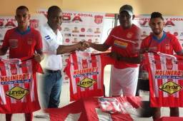 El vida presentó a los jugadores, Devron García y Foslyn Grant, así como su entrenador Raúl Martínez Sambulá. Fotos cortesía Óscar Lanza