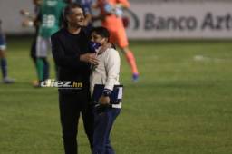 Diego Vázquez al final del partido conversa amablemente a Javier Núñez, su asistente.