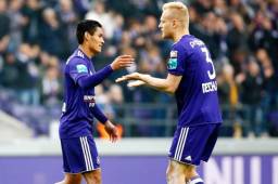 Andy Najar le deja el lugar en el campo a Olivier Deschacht en un partido del Anderlecht. El lateral lamenta que las lesiones terminaron con el sueño europeo del catracho.