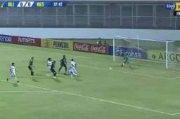 Harold Fonseca pudo haber detenido el débil tiro de Ronaldo Dinolis.