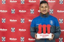 Bryan Acosta posando con el trofeo que lo acredita Mejor Jugador del Mes de diciembre en Tenerife. Foto @CDTenerife