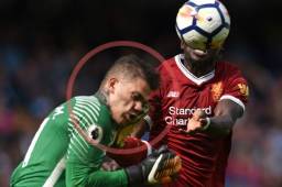 Ederson sufriendo la patada que recibió de Mané.