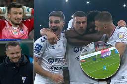 Lukas Podolski sigue activo y marca tremendo golazo en la liga de Polonia; sus compañeros no se lo podían creer