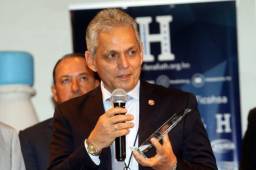 Reinaldo Rueda recibió un presente de parte de Fenafuth.