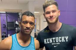 El portero hondureño Enrique Facussé en la práctica del Orlando City se encontró con el jugador Nani, exManchester United que juega con los morados.