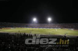 El estadio Nacional albergó una gran cantidad de aficionados en el partido de vuelta de semifinales entre Olimpia y Real España.