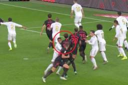 Militao chocó conta Gudelj durante un tiro de esquina y el tanto del Sevilla fue anulado.