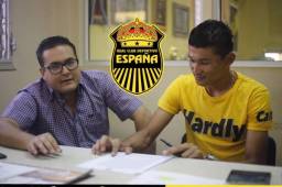 Edder Delgado firmando su nuevo contrato con el Real España.