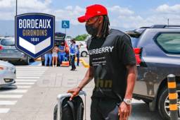 Alberth Elis en el momento de su salida del aeropuerto Internacional Ramón Villeda Morales. Foto: Mauricio Ayala.