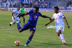 Javier Estupiñán puso en aprietos a la defensa del Olimpia en los pocos minutos que jugó.