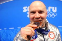 Steven Holcomb, fallecido repentinamente en 2017, le fue otorgado las dos preseas de plata en las olímpicas de Sochi 2014.
