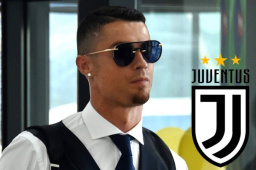 A picture taken on July 7, 2018 in Turin shows a man in downtown Turin reading italian sports newspaper giving importance to the arrival of Portugal's forward Cristiano Ronaldo. Spain's media said goodbye to superstar Cristiano Ronaldo while Italy's welcomed him on July 6 after persistent reports that the five-time Ballon d'Or winner will leave Real Madrid for Italian champions Juventus. / AFP PHOTO / Isabella Bonotto