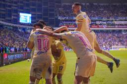 Los jugadores del América celebran uno de los seis goles que le marcaron al Puebla por los cuartos de final.