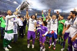 Los futbolistas del Real Madrid celebrando el segundo título de Champions consecutivo.