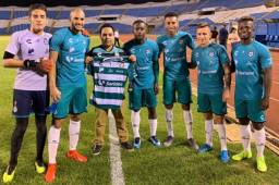 Jugadores del Santos autografiaron camiseta del club para German Alvarado.