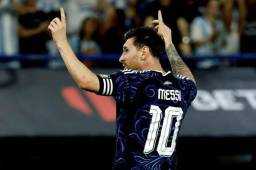 Lionel Messi lo recibe con gran alegría para el partido debut contra Argelia.