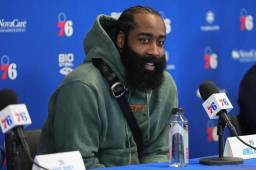 Harden da declaraciones den la rueda de prensa de su presentación.