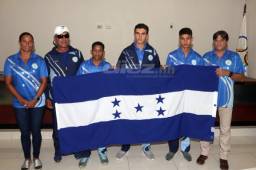 Los atletas hondureños posan con el pabellón nacional que defenderán en Buenos Aires. Foto Ronald Aceituno