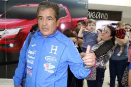 Jorge Luis Pinto a su llegada a Costa Rica asegura que el partido debe jugarse el viernes tal como está programado.