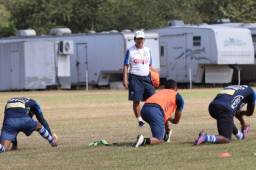 Debido a que se juega cada dos días en Copa Uncaf, el técnico de Honduras, Jorge Luis Pinto, ha decidido que sus jugadores trabajen en grama natural. Fotos DIEZ