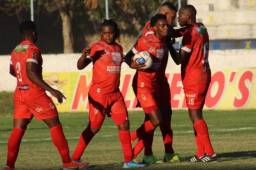 Futbolistas de Real Sociedad celebran su anotación durante el juego ante el Olimpia.